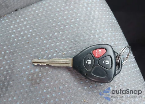 2010 Toyota Matrix z USA, uszkodzony, nr VIN 2T1KU4EE1AC212681